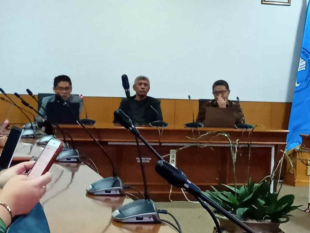 Tiga narasumber dihadirkan untuk membahas topik seminar kali ini