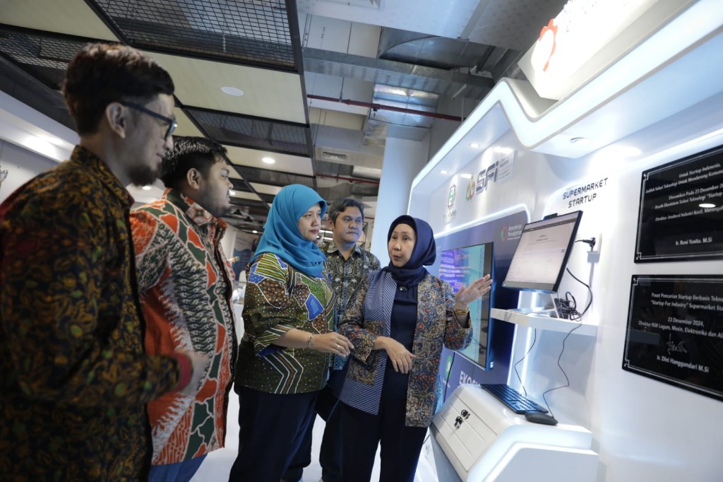 Direktur IKM Logam, Mesin, Elektronika, dan Alat Angkut, Dini Hanggandari (kanan)meresmikan booth dan meluncurkan rebranding program Start up For Industry (SFI) bersama Ketua Umum Starfindo Lukas Dedy Setiyawan (kiri), Head of Invesment Starfindo Maulana Wiga (kedua kiri) dan Kapus Pengembangan Pendidikan Vokasi Industri Wulan Aprilianti Permatasari (tengah) di Gedung PIDI 4.0 pada Senin (23/12). SFI akan menjadi sebuah ekosistem solusi teknologi yang terintegrasi sehingga dapat mengakselerasi transformasi teknologi di sektor industri, khususnya bagi industri kecil dan menengah (IKM).
